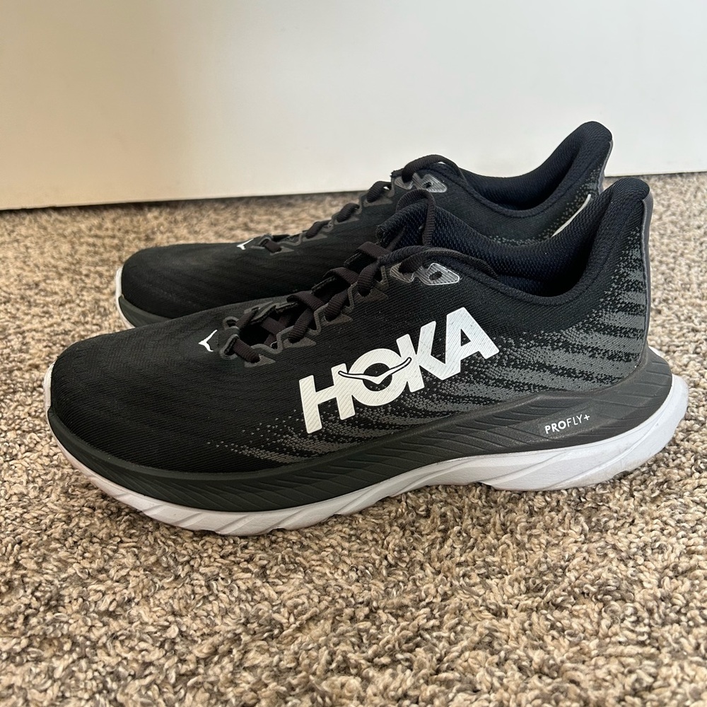 Black Hokas women’s size 8.5, slightly worn
